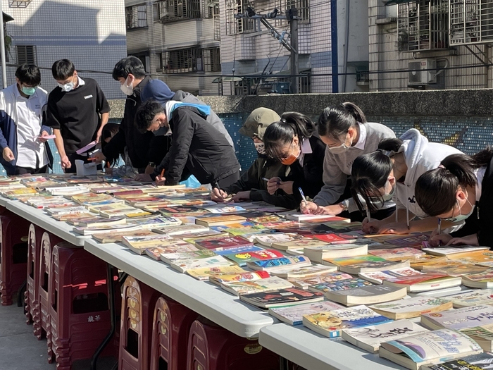 本次活動以二手書市集為主題，與社區居民共同努力，推廣節能減碳。