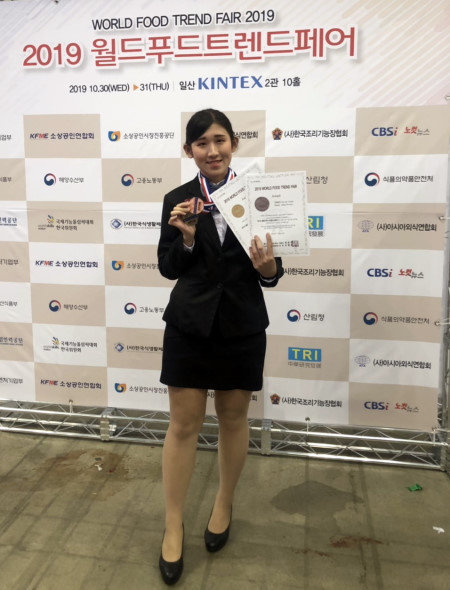 2019 AFA韓國世界廚藝大賽,龍華科大觀休系王姵涵勇奪創意調酒大賽銀牌、手沖咖啡銀牌及經典調酒大賽銅牌。