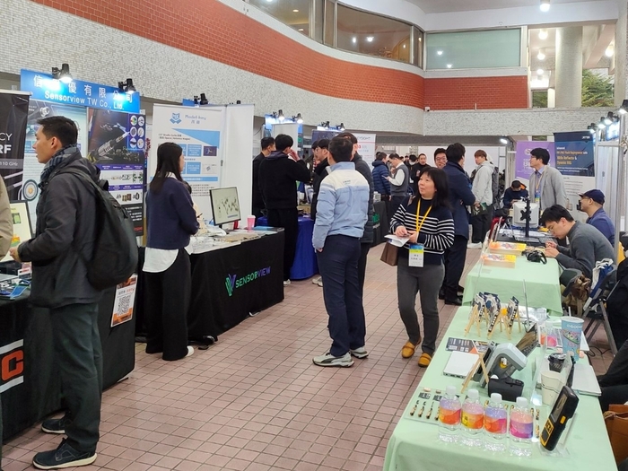產業相關業者展攤，讓產學充分交流。