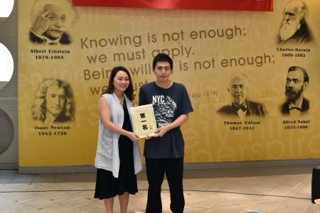 龍華科大應外系舉辦多元語言文化節，越南語朗讀比賽由該系陳勇全同學榮獲第一名。