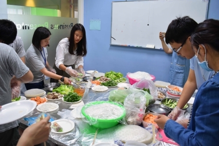 越南道地美食春捲DIY體驗，吸引眾多龍華師生熱情參與並大飽口福。