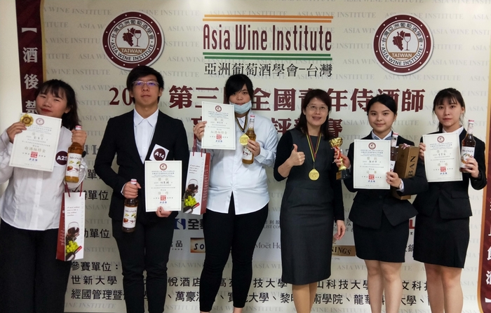 2020年第三屆全國青年侍酒師盲飲品評競賽,龍華科大師生大放異彩,勇奪4金1優勝1佳作,表現非常出色。
