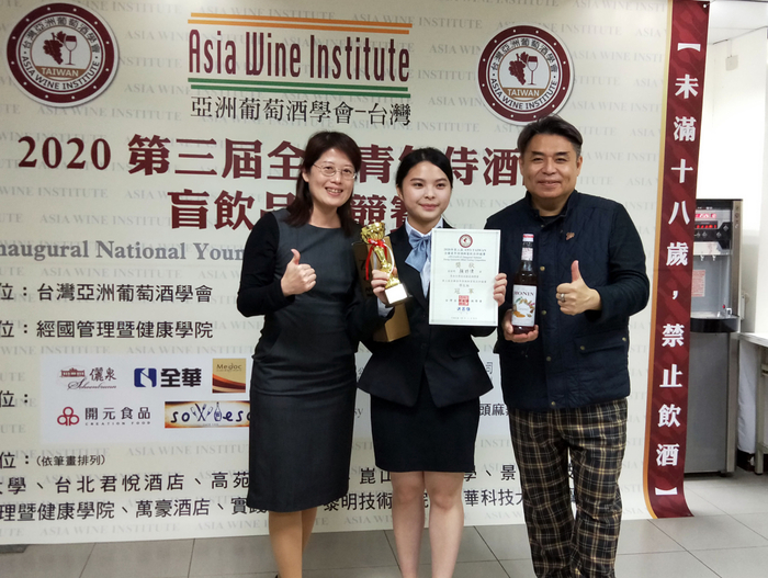 龍華科大觀休系學生顏妤倢勇奪校園個人組全國總冠軍,開心與指導老師謝美婷(左)合影。