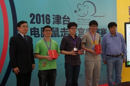圖為龍華科技大學學生於2016年津台電腦鼠走迷宮國際表演賽勇奪最佳表現奬 (第二名)。