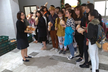 龍華科大校友服務中心主任宋秀環，向龍華學子說明張存孝校友回饋母校初心。