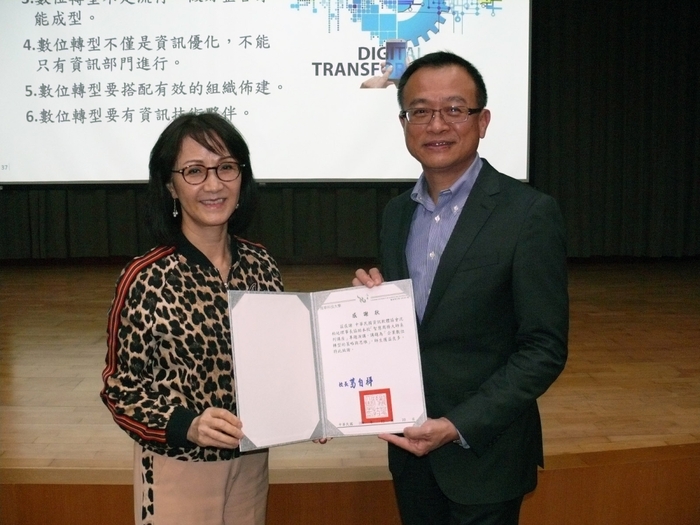 龍華科大行政副校長林如貞（左）致贈感謝狀，感謝軟體協會沈柏延理事長蒞校演講，精進師生專業知能。