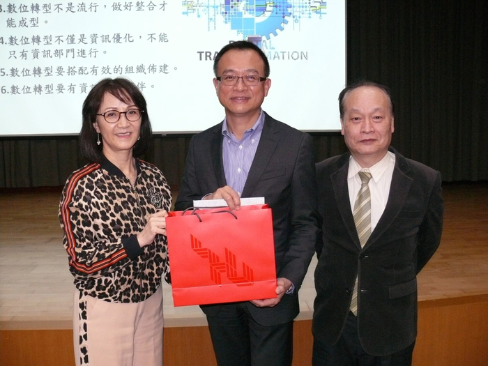 龍華科大行政副校長林如貞、管理學院院長陳元和(右)與沈柏延理事長合影。
