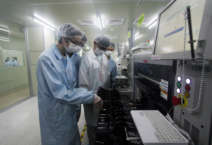 龍華科大3D數位電路板暨智慧製造類產線工廠，提供青年PCB產線實作場域。
