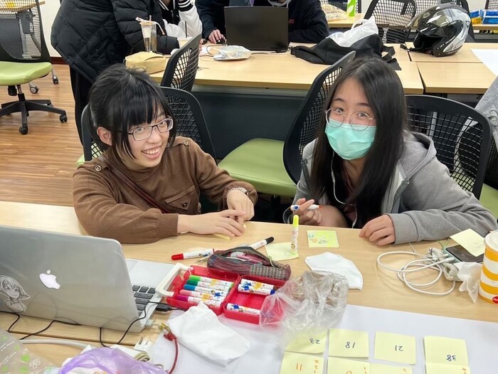 Students Lin Meng-chen and Wang Pei-en participate in an international design workshop, learning about identifying issues and the complete design process.
