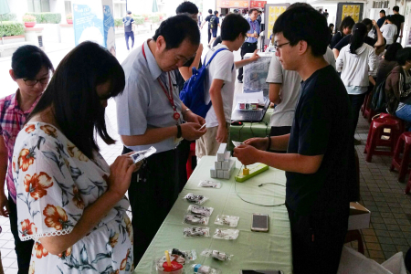 龍華科大舉辦「青年X手作創意市集」活動，打造創作同學與全校師生之創意交流平台，發掘新生代創意設計人才。圖片