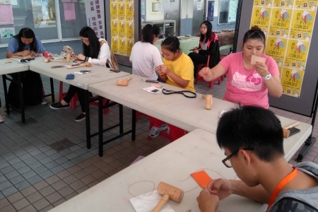 龍華科大舉辦「青年X手作創意市集」活動，邀請皮革工坊講師，指導同學進行DIY體驗課程。圖片