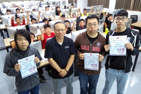 圖為龍華科大遊戲系梁志雄老師(左2)，指導洪祥峯、謝昀儒、吳宗桓及石凱云同學，考取行動遊戲程式設計師(iOS)初級能力鑑定證書。