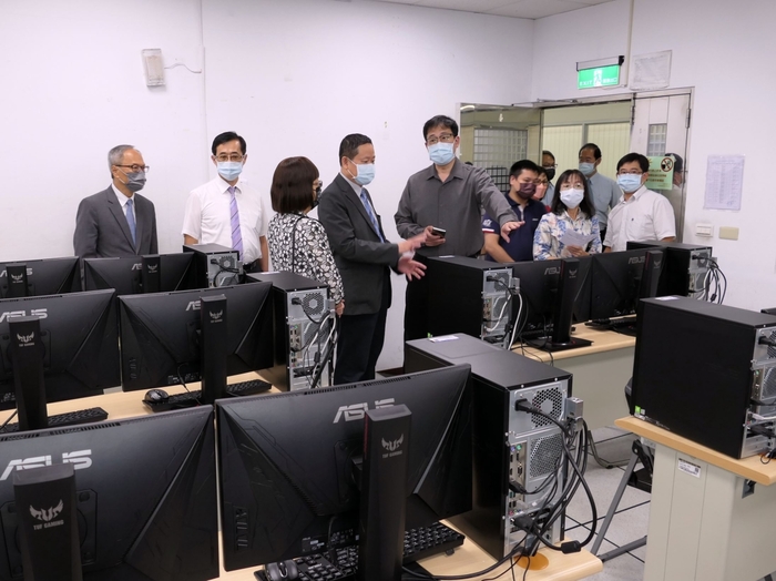 參訪貴賓實地考察遊戲系、應外系、化材系等電腦教室設施。