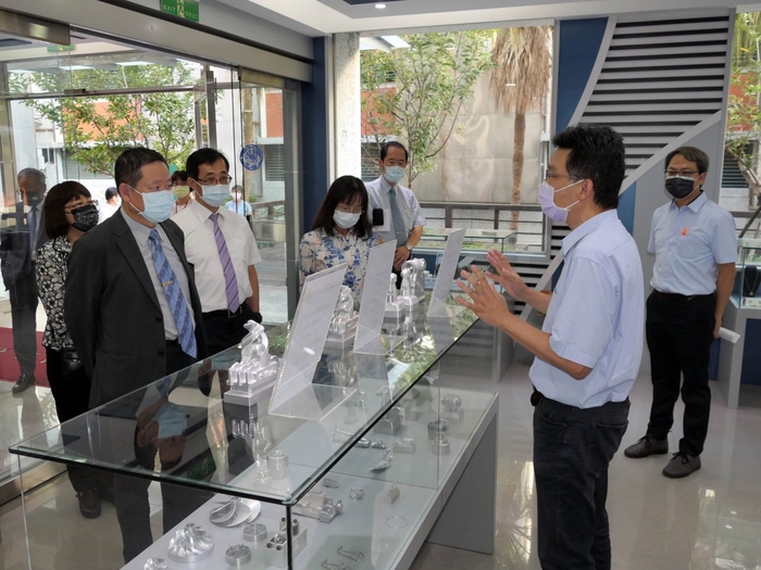 參訪貴賓一行參觀創意成型中心。