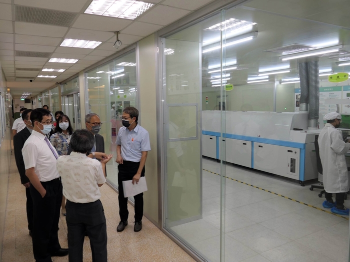 考試委員一行參訪龍華科大，對研發能量及產學合作成果印象深刻。