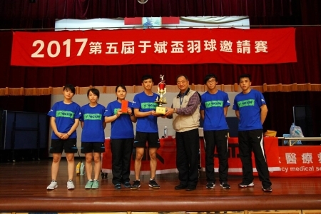 圖為龍華科大學生羽球隊，榮獲2017于斌盃大專院校羽球邀請賽冠軍。
