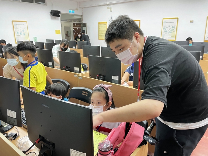 龍華科舉辦「資想陪你FUN暑假」夏令營，帶領學童一同體驗資訊科技與職能樂趣。
