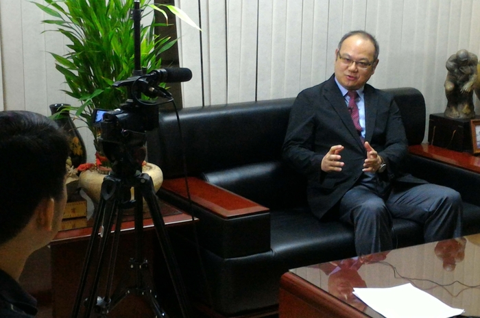 圖為龍華科大葛自祥校長，接受TVB電視台專訪，暢談學校務實致用的辦學理念。
