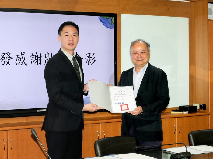 President of Lunghwa University, Tzu-Hsiang Ko, presented a certificate of appreciation to MetaAge Digital Co., Ltd.