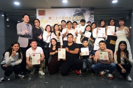 圖為金犢獎執委會呂庭華總經理與龍華科大文創系師生合影，肯定同學作品展現極高創意及技術水準。圖片