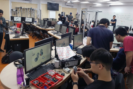 龍華科大「人工智慧/物聯/邊緣運算聯合實驗室」啟用後，邀請LEGO原廠講師授課實作。
