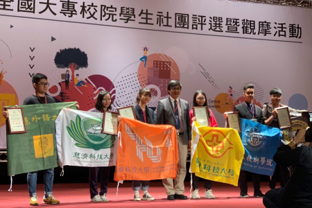 龍華科大學晨風攝影社(左3)，榮獲教育部108年全國大專校院學生社團技專組學藝性甲等獎。