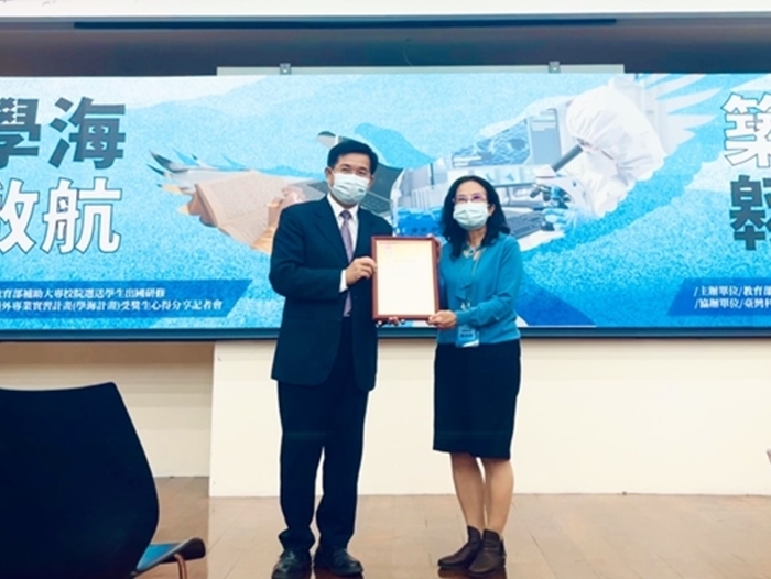 龍華科大應外系推動海外實習成效卓著，陳祐莉教授(右)獲教育部長潘文忠頒獎肯定。