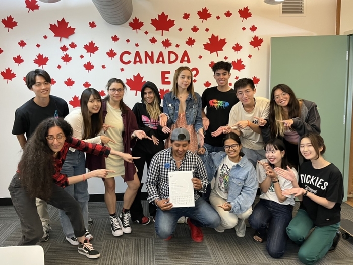 龍華科大應外系學子學海築夢，3位同學赴加拿大職場實習與國際學生合影。