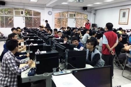 圖為Maker Faire技能競賽-電腦輔助電路設計競賽中，龍華電機系學子共獲得5金6銀11銅2佳作的好成績。