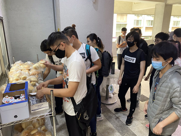 龍華科大校友、親民食品董事長張存孝，定期捐贈免費麵包，嘉惠學子暖胃又暖心。