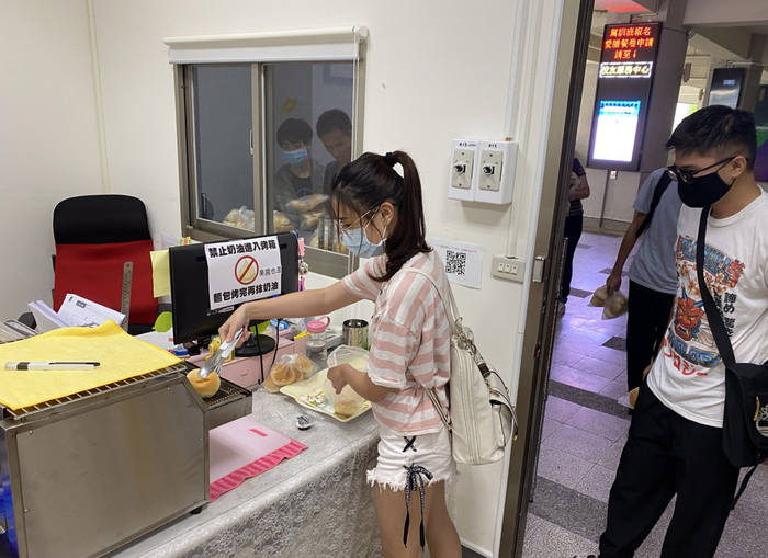 張存孝校友除定期捐贈免費麵包，還提供專業烤麵包機，同學可即時享用熱騰騰麵包。