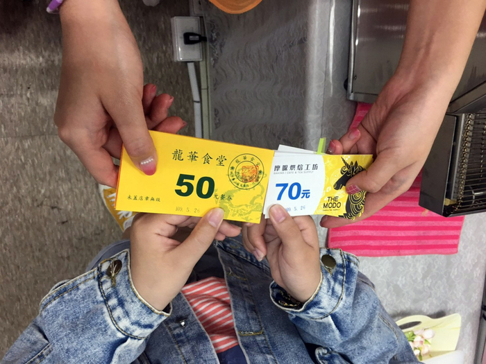 龍華校友會理監事提供1個月份的愛心消費餐券，學子可憑券免費兌換美味餐點。