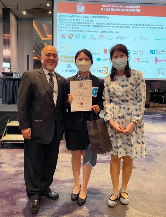 龍華科大學生觀光休閒系學生顏妤倢,以穩重專業優異表現榮獲季軍佳績。