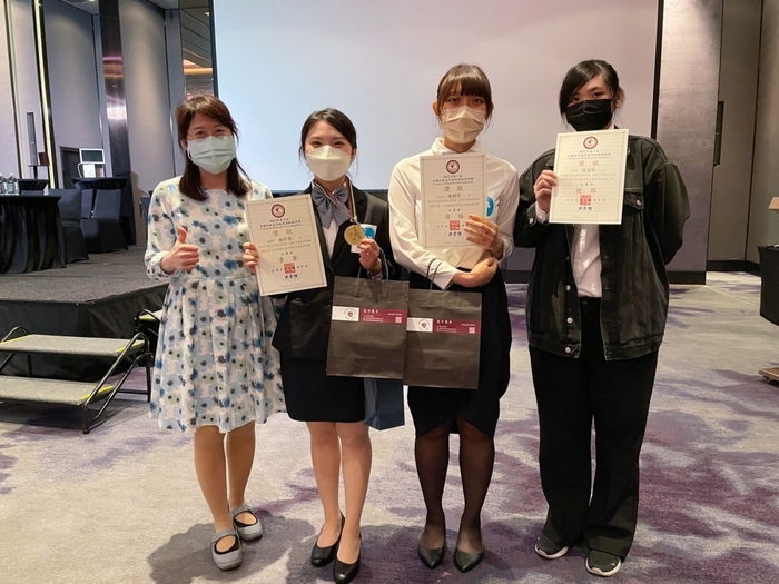 龍華科大學子展現飲調專業實力,指導老師謝美婷(左)為他們驕傲。