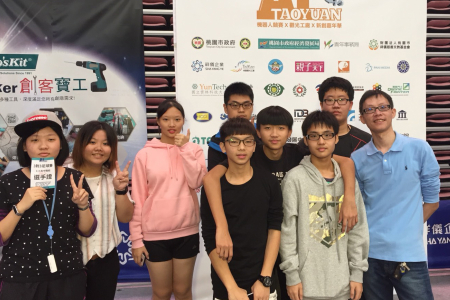 龍華科大電機系主任蕭志龍(右)指導學生，參加2018 TIRT全能機器人國際邀請賽，獲得5項大獎。