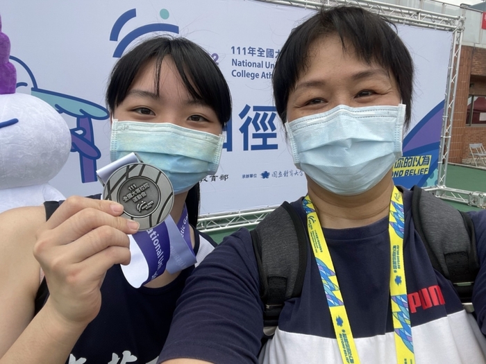 龍華科大化材系五專部傅茜筠(左),參加111年全大運,勇奪一般女子組鉛球銀牌。