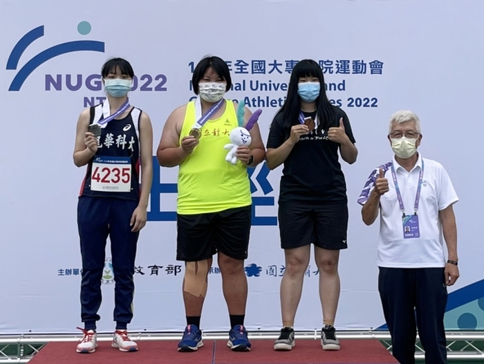 龍華科大傅茜筠(左)身材瘦小,奮力一擲,擲出全國大專女子組銀牌佳績,表現出色。