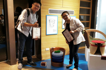 圖為龍華科大林念鞍老師與呂亞庭同學於作品前合影。