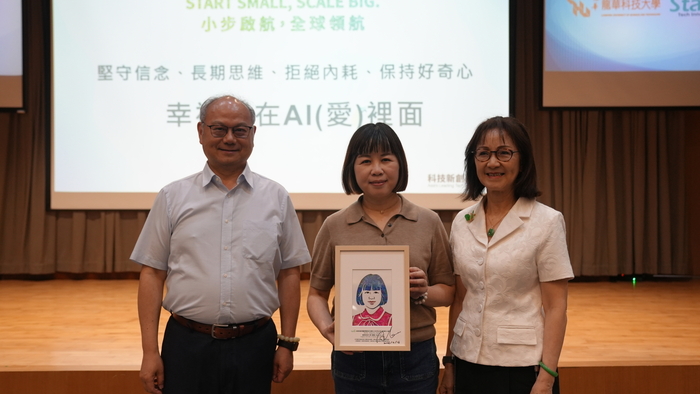 葛自祥校長致贈感謝狀及由永續發展中心與文創系共同設計製作的永續紀念品，感謝劉晏蓉董事長蒞校分享創新理念與實務經驗。