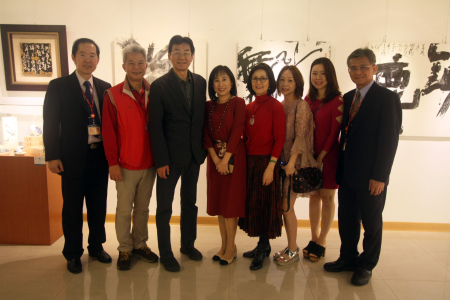 龍華科大林如貞副校長，邀請藝術家柯志正及藝文同好在創作前合影。