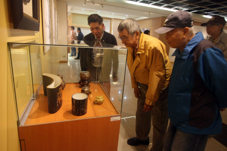 龍華科大「書•心畫」柯志正書法陶瓷個展，在地桃園鄉親及藝文同好齊聚。