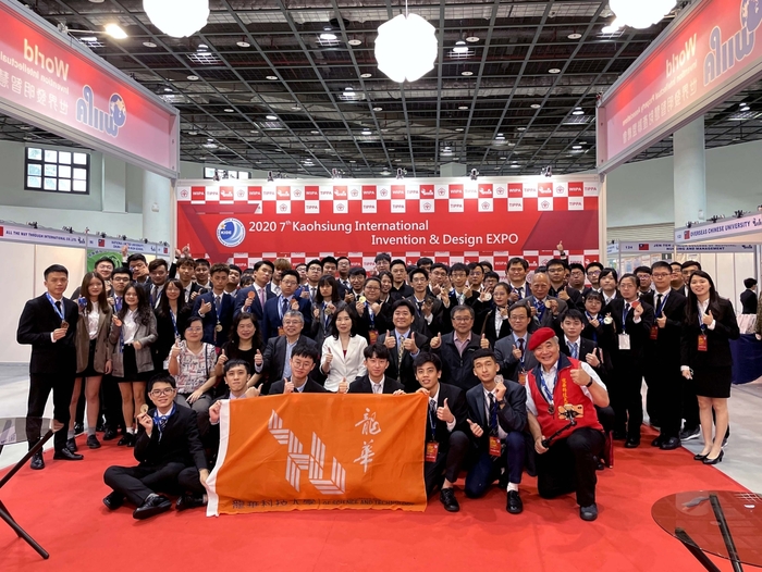 2020高雄國際發明展,龍華科大是最大贏家,全體參賽師生開心合影。