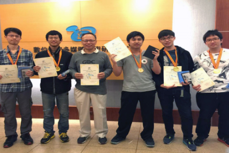 圖為2016年「鑫台華杯」華北五省及港澳臺大學生電腦應用大賽，龍華科大榮獲一等獎殊榮，全體參賽師生於獲獎後合影。(左起林承宇、黃劭愷、指導教授梁志雄、莊曜鴻、林柏佑與張家碩)