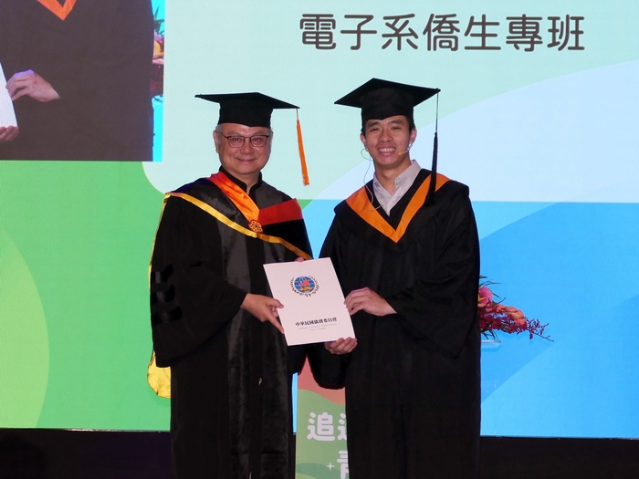 President Dr. Ko presents the Overseas Community Affairs Council Chairman’s Award to an outstanding overseas student.