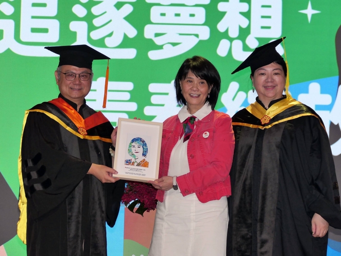 趨勢科技執行長陳怡樺致詞勉學子擁抱自由意識，善用AI發揮所學。