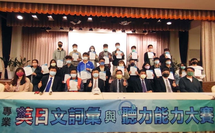 龍華科大學子參加PVQC英日文詞彙與聽力大賽，各類組前三名選手獲獎後合影。