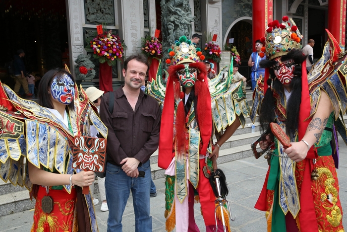 Lunghwa’s Song Jiang Battle Array showcased traditional formation culture’s rich heritage and essence, drawing foreign visitors who eagerly posed for photos.