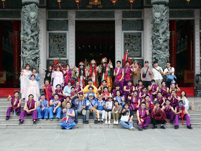 The elite team comprised members from LHU’s Folk Art Formation Troupe, Long Yun Drum Ensemble, Long Teng Lion Dance Club, and students passionate about traditional performance arts.