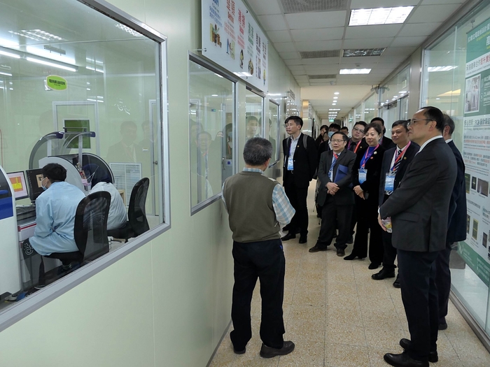 與會代表參觀龍華科大3D數位電路板設計暨智慧製造類產線工廠。