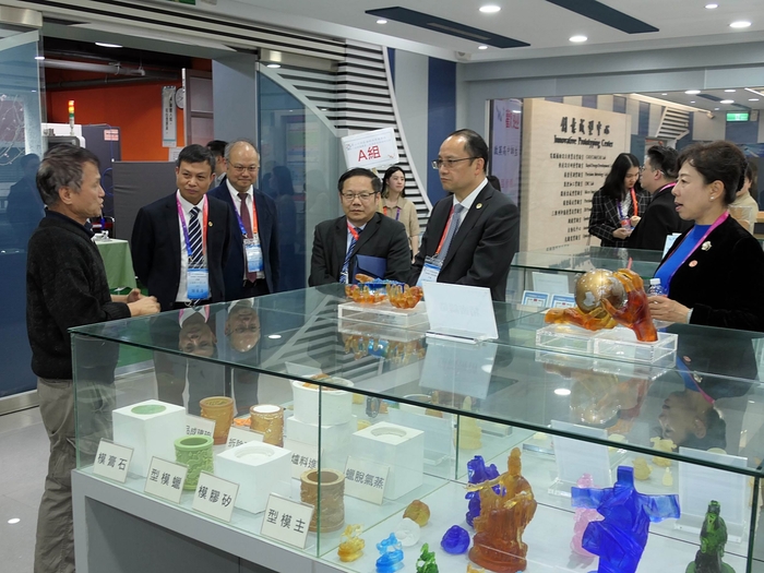 龍華科大創意成型中心展示學子實作作品，讓兩岸與會代表印象深刻。